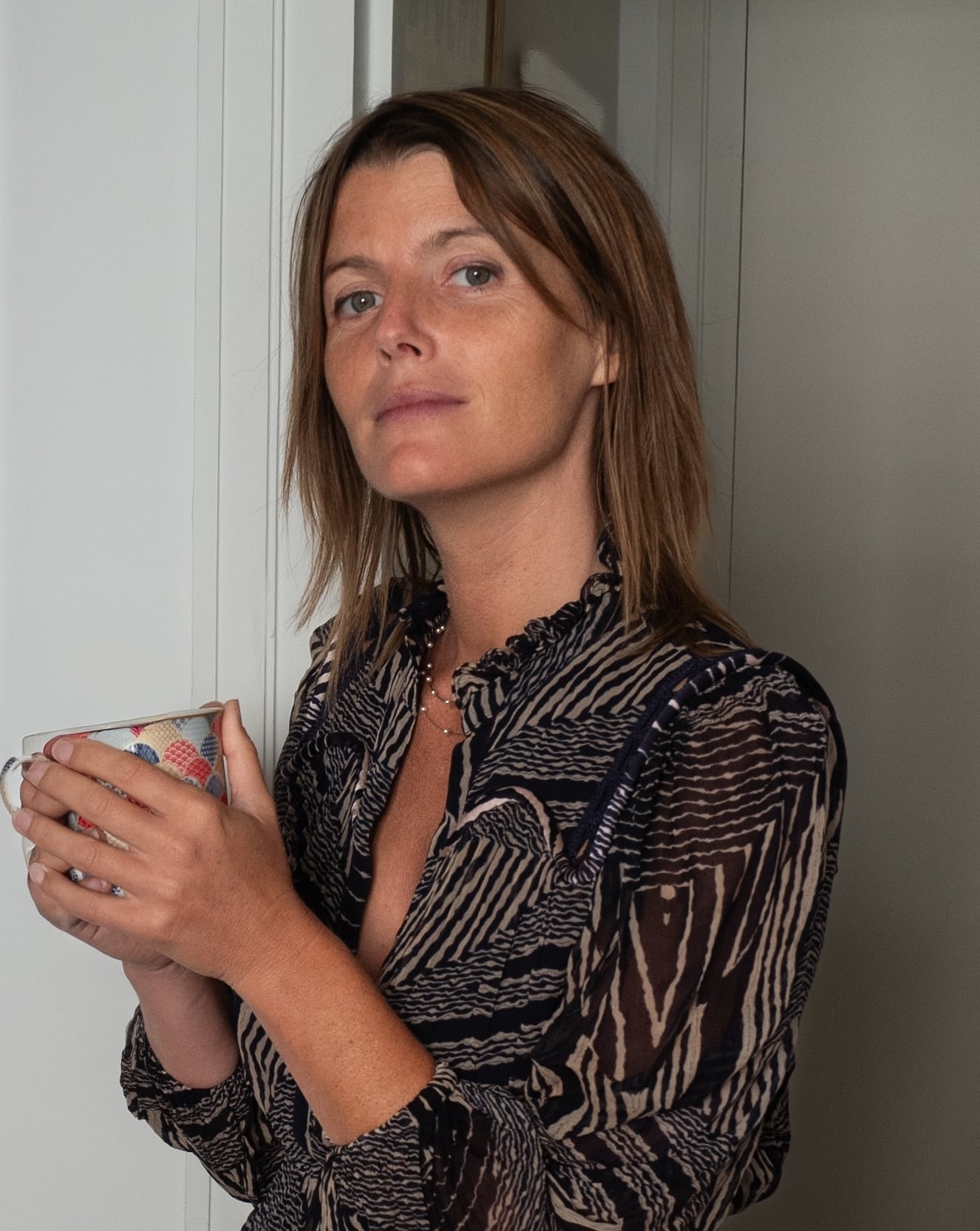 Anaëlle Mignot, hypnothérapeute, une tasse à la main